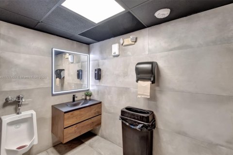 Propiedad comercial en venta en Doral, Florida № 1732012 - foto 3