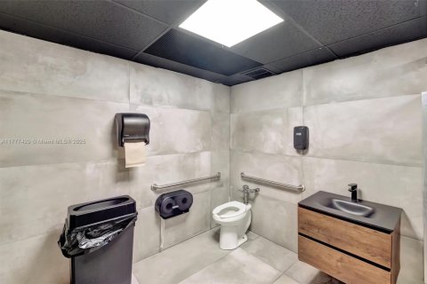 Propiedad comercial en venta en Doral, Florida № 1732012 - foto 2