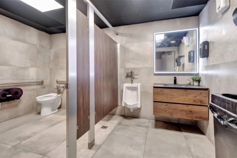 Propiedad comercial en venta en Doral, Florida № 1732012 - foto 4