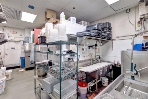 Propiedad comercial en venta en Doral, Florida № 1732012 - foto 7