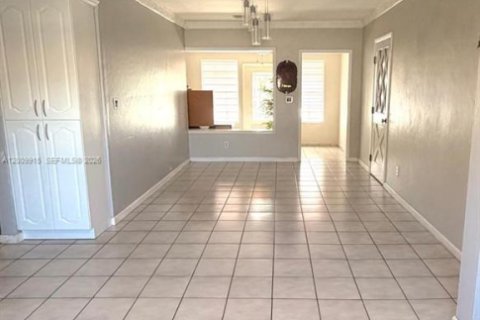 House in Miami, Florida 2 bedrooms, 115.66 sq.m. № 2072787 - photo 6