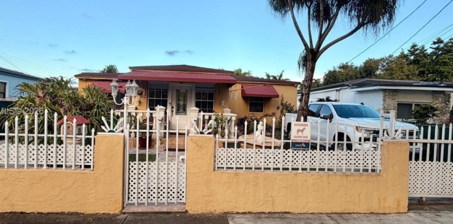 House in Miami, Florida 2 bedrooms, 115.66 sq.m. № 2072787