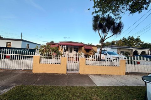 House in Miami, Florida 2 bedrooms, 115.66 sq.m. № 2072787 - photo 4