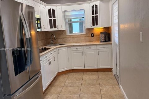 House in Miami, Florida 2 bedrooms, 115.66 sq.m. № 2072787 - photo 9