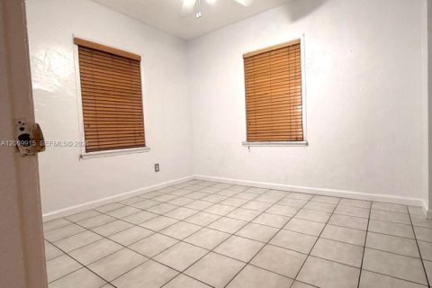 House in Miami, Florida 2 bedrooms, 115.66 sq.m. № 2072787 - photo 10