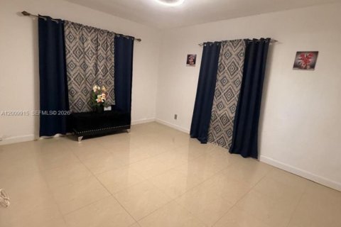 House in Miami, Florida 2 bedrooms, 115.66 sq.m. № 2072787 - photo 12