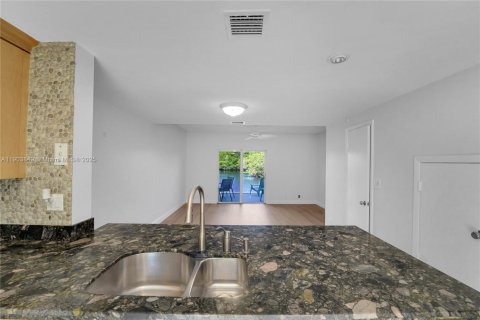 Купить таунхаус в Форт-Лодердейл, Флорида 2 спальни, 98.1м2, № 1954789 - фото 12