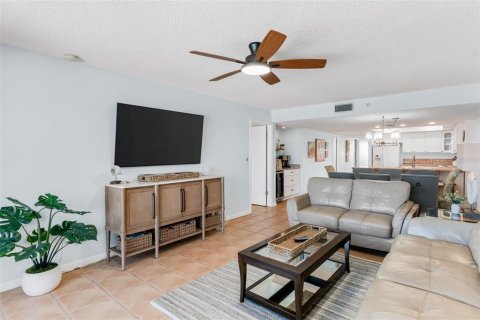 Condominio en venta en Redington Shores, Florida, 3 dormitorios, 130.99 m2 № 1759495 - foto 15