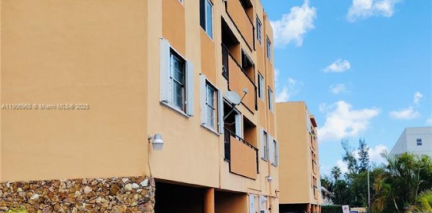 Кондоминиум с 2 спальнями в Майами, Флорида № 1967012