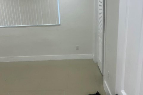 Villa ou maison à louer à Miami Gardens, Floride: 3 chambres, 140.47 m2 № 2400843 - photo 3