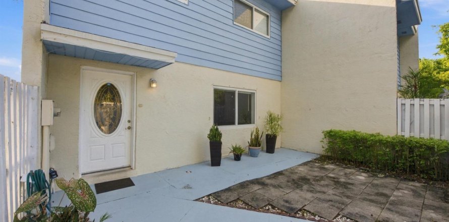 House in Cutler Bay, Florida 3 bedrooms, 135.45 sq.m. № 2416070