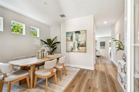 House in Tampa, Florida 4 bedrooms, 223.8 sq.m. № 1152668 - photo 2