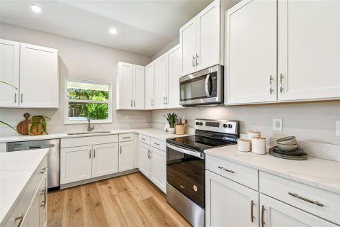 House in Tampa, Florida 4 bedrooms, 223.8 sq.m. № 1152668 - photo 18