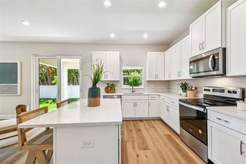 House in Tampa, Florida 4 bedrooms, 223.8 sq.m. № 1152668 - photo 17