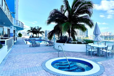 Condominio en alquiler en Miami Beach, Florida, 2 dormitorios, 103.12 m2 № 1949409 - foto 16