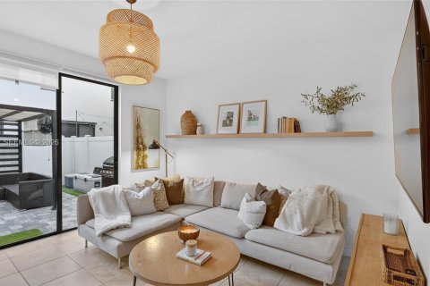 Townhouse in Hialeah, Florida 3 bedrooms, 158.68 sq.m. № 2042355 - photo 7