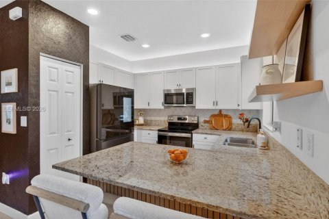 Townhouse in Hialeah, Florida 3 bedrooms, 158.68 sq.m. № 2042355 - photo 6