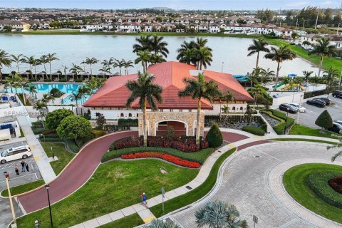 Townhouse in Hialeah, Florida 3 bedrooms, 158.68 sq.m. № 2042355