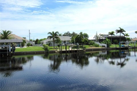 Casa en venta en Port Charlotte, Florida, 4 dormitorios, 228.26 m2 № 1906694 - foto 1