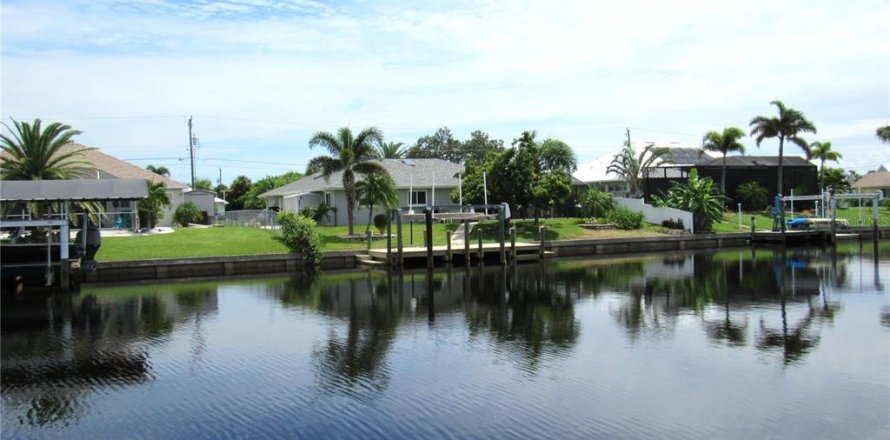 Casa en Port Charlotte, Florida 4 dormitorios, 228.26 m2 № 1906694