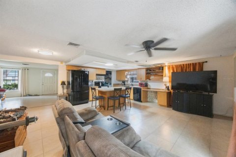 House in Largo, Florida 3 bedrooms, 130.06 sq.m. № 1913097 - photo 11