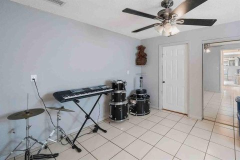 House in Largo, Florida 3 bedrooms, 130.06 sq.m. № 1913097 - photo 13