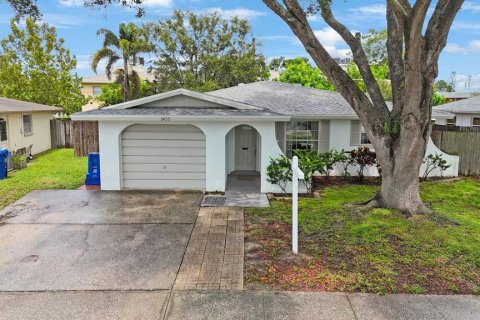 House in Largo, Florida 3 bedrooms, 130.06 sq.m. № 1913097 - photo 30