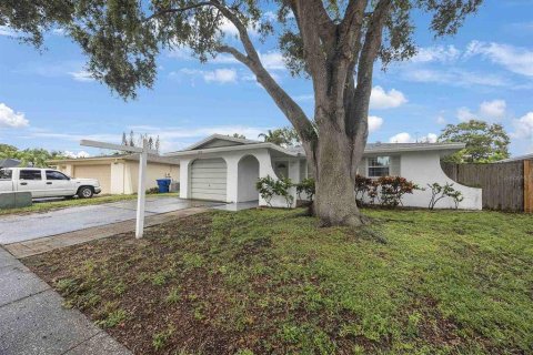 House in Largo, Florida 3 bedrooms, 130.06 sq.m. № 1913097 - photo 1