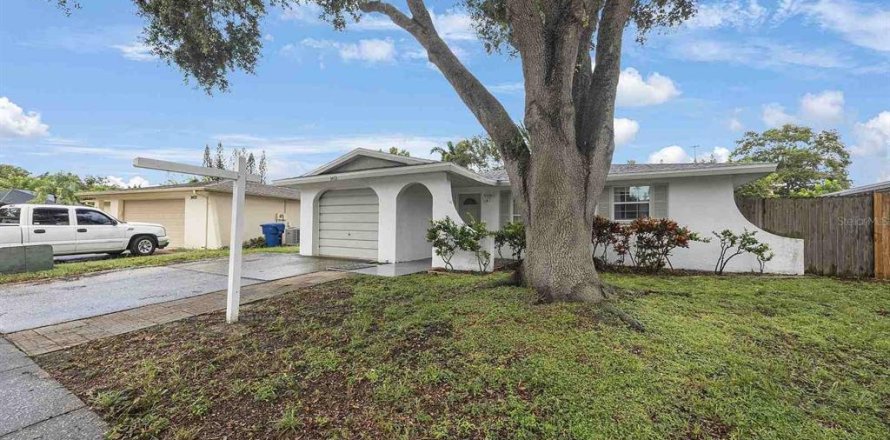 House in Largo, Florida 3 bedrooms, 130.06 sq.m. № 1913097