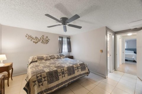 House in Largo, Florida 3 bedrooms, 130.06 sq.m. № 1913097 - photo 14