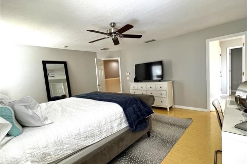 House in Tampa, Florida 5 bedrooms, 275.73 sq.m. № 2234529 - photo 14