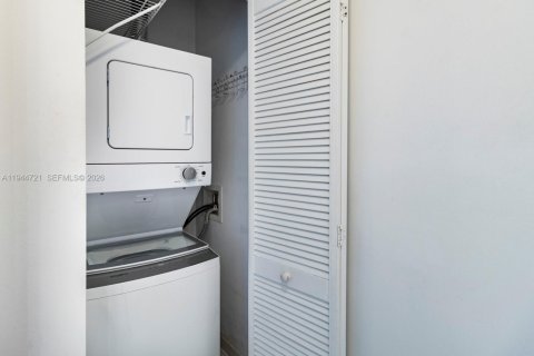 Condo in Miami, Florida, 1 bedroom  № 2003427 - photo 12