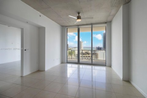 Condo in Miami, Florida, 1 bedroom  № 2003427 - photo 2