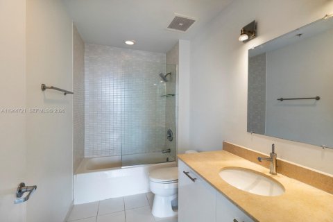 Condo in Miami, Florida, 1 bedroom  № 2003427 - photo 10