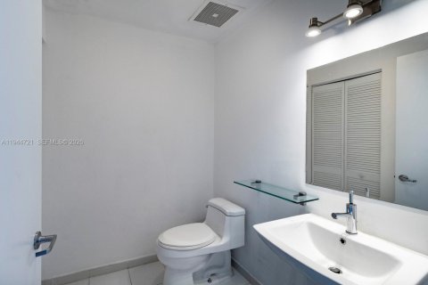 Condo in Miami, Florida, 1 bedroom  № 2003427 - photo 11