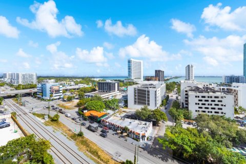 Condo in Miami, Florida, 1 bedroom  № 2003427 - photo 6