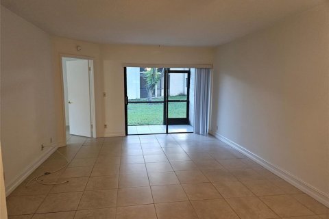 Condo in Margate, Florida, 2 bedrooms  № 2258137 - photo 17