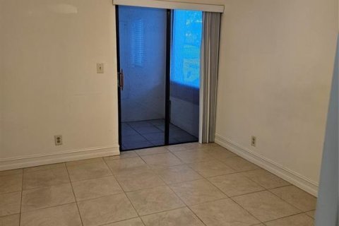 Condo in Margate, Florida, 2 bedrooms  № 2258137 - photo 16