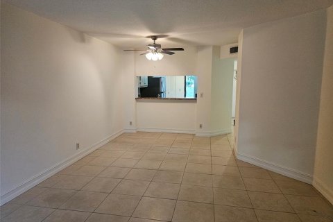 Condo in Margate, Florida, 2 bedrooms  № 2258137 - photo 13