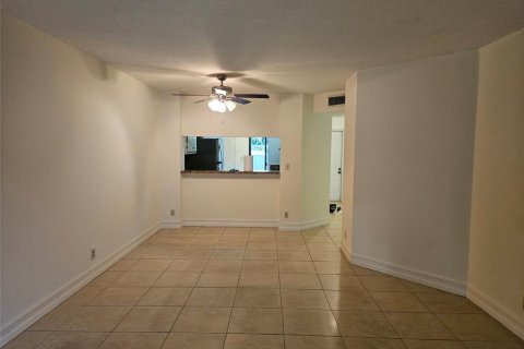 Condo in Margate, Florida, 2 bedrooms  № 2258137 - photo 9
