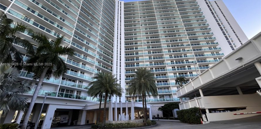 Condominio en Sunny Isles Beach, Florida, 1 dormitorio  № 1961942
