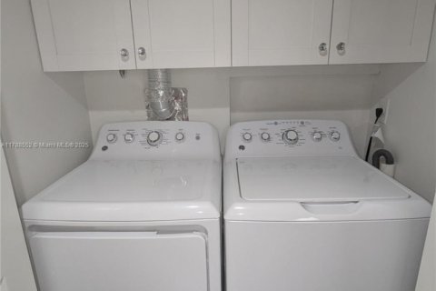 Condo in Pembroke Pines, Florida, 2 bedrooms  № 1705316 - photo 17