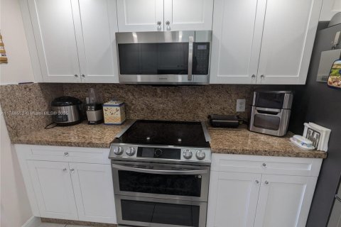Condo in Pembroke Pines, Florida, 2 bedrooms  № 1705316 - photo 1