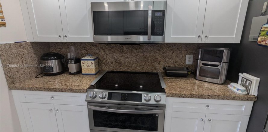 Condo in Pembroke Pines, Florida, 2 bedrooms № 1705316