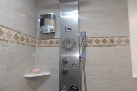 Condo in Pembroke Pines, Florida, 2 bedrooms  № 1705316 - photo 27
