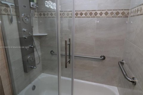 Condo in Pembroke Pines, Florida, 2 bedrooms  № 1705316 - photo 16