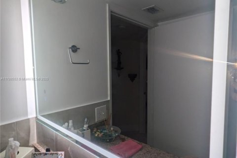 Condo in Pembroke Pines, Florida, 2 bedrooms  № 1705316 - photo 15
