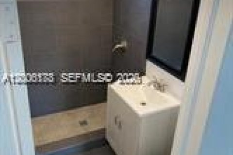 House in El Portal, Florida 1 bedroom, 321.81 sq.m. № 2075028 - photo 15