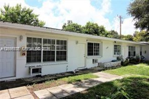 House in El Portal, Florida 1 bedroom, 321.81 sq.m. № 2075028 - photo 3