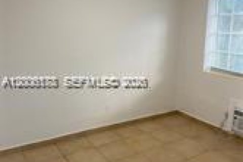 House in El Portal, Florida 1 bedroom, 321.81 sq.m. № 2075028 - photo 21